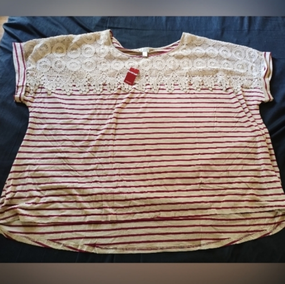 Avenue Top NWT Size 30-32 Beautiful Neckline Shoulder Pattern DK Red White